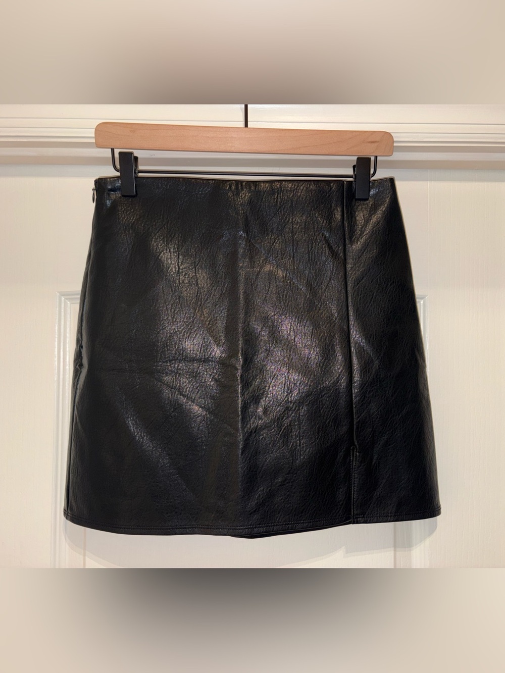 Women’s Old Navy faux leather mini skirt w/subtle slit & side zip size S NWT